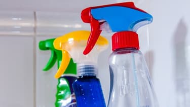 La Javel, qui est un virucide, est recommandée pour désinfecter son intérieur, mais il ne faut ni la mélanger, ni s'en servir pour nettoyer ses aliments car elle est toxique pour l'homme