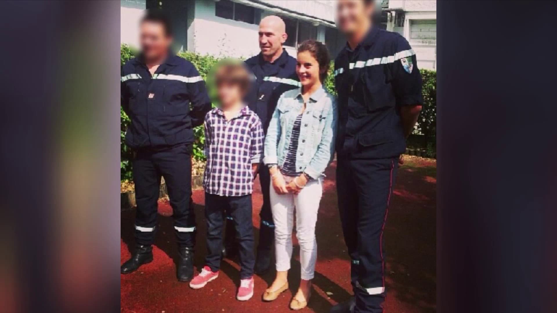 Juliette Moussier, alors collégienne, avec les pompiers qui l'ont secourue, dont Martial Mallot, six mois après qu'elle a fait un arrêt cardiaque, à Bordeaux, en 2012