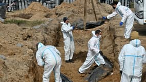 Exhumation de corps de victimes d'une fosse commune à Boutcha, au nord-ouest de Kiev, le 14 avril 2022 en Ukraine