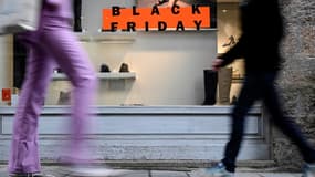 Une affiche Black Friday sur la vitrine d'un commerce à Rennes le 23 novembre 2023