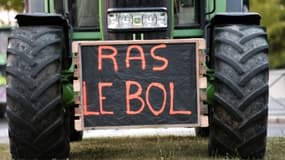 Une pancarte faisant état du "ras le bol" des éleveurs et agriculteurs lors d'une manifestation devant la préfecture de Rennes, le 2 juillet 2015