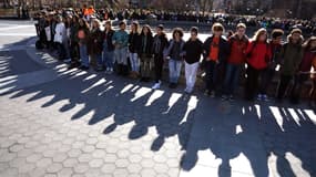 Des élèves du lycée Harvest Collegiate rendent hommage aux victimes de la fusillade de Parkland, le 14 mars 2018 à New York. 
