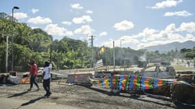 Sur un barrage indépendantiste, des manifestants contrôlent l'accès à un quartier résidentiel de Nouméa, en Nouvelle-Calédonie, le 24 mai 2024