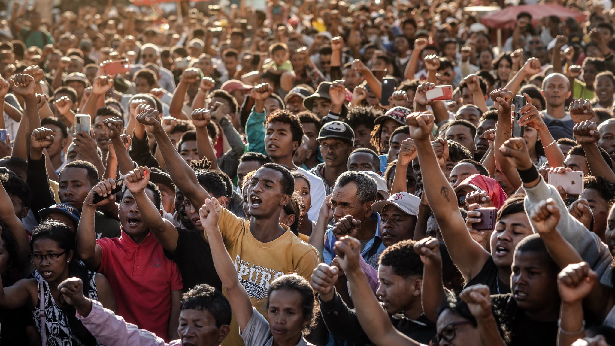 Des habitants et des manifestants lors d'un rassemblement de la société civile exigeant la démission du président Andry Rajoelina et rendant hommage aux victimes des manifestations à Antananarivo, le 13 octobre 2025. Des habitants et des manifestants lors d'un rassemblement de la société civile exigeant la démission du président Andry Rajoelina et rendant hommage aux victimes des manifestations à Antananarivo, le 13 octobre 2025.