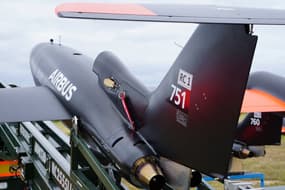 Un avion pilotant des drones : le combat aérien du futur selon Airbus