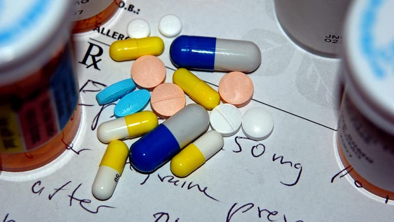 Un assortiment de pilules disposées sur une ordonnance. (photo d'illustration)