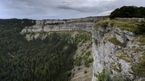 Les quatre corps ont été découverts au pied de cette falaise, dans le massif du Creux-du-Van, en Suisse. 