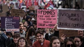 Des manifestants contre les violences faites aux femmes à Bordeaux, le samedi 23 novembre 2024.