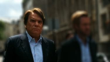 La décision du tribunal arbitral accordant 400 millions d'euros à Bernard Tapie fait l'objet de suspicions.