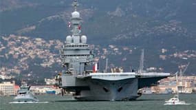 Le porte-avions Charles-de-Gaulle a appareillé dimanche de Toulon. Le navire amiral de la marine française devrait atteindre lundi les côtes libyennes avec son groupe aéronaval - un sous-marin, une demi-douzaine de bateaux et une quinzaine d'avions de cha