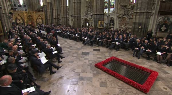 Les invités aux funérailles d'Elizabeth II prennent place dans Westminster Abbey
