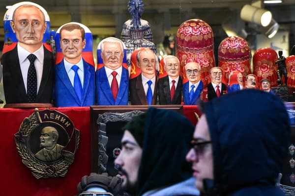 Des poupées russes à l'effigie des dirigeants russes et soviétiques, dont Vladimir Poutine, photographiées dans un magasin de Moscou (Russie), le 16 décembre 2018.