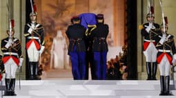 L'entrée du cercueil de Robert Badinter dans le Panthéon ce jeudi 9 octobre.