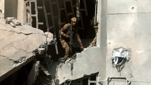 Un soldat des forces irakiennes dans les décombres d'un immeuble détruit, le 27 février 2017 à Mossoul pendant l'offensive contre les jihadistes de l'EI Un soldat des forces irakiennes dans les décombres d'un immeuble détruit, le 27 février 2017 à Mossoul pendant l'offensive contre les jihadistes de l'EI