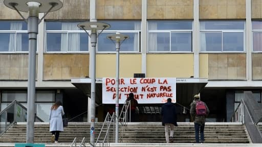 Banderole déployée sur la façade de l'Université de Lorraine, à Nancy, le 5 avril 2018