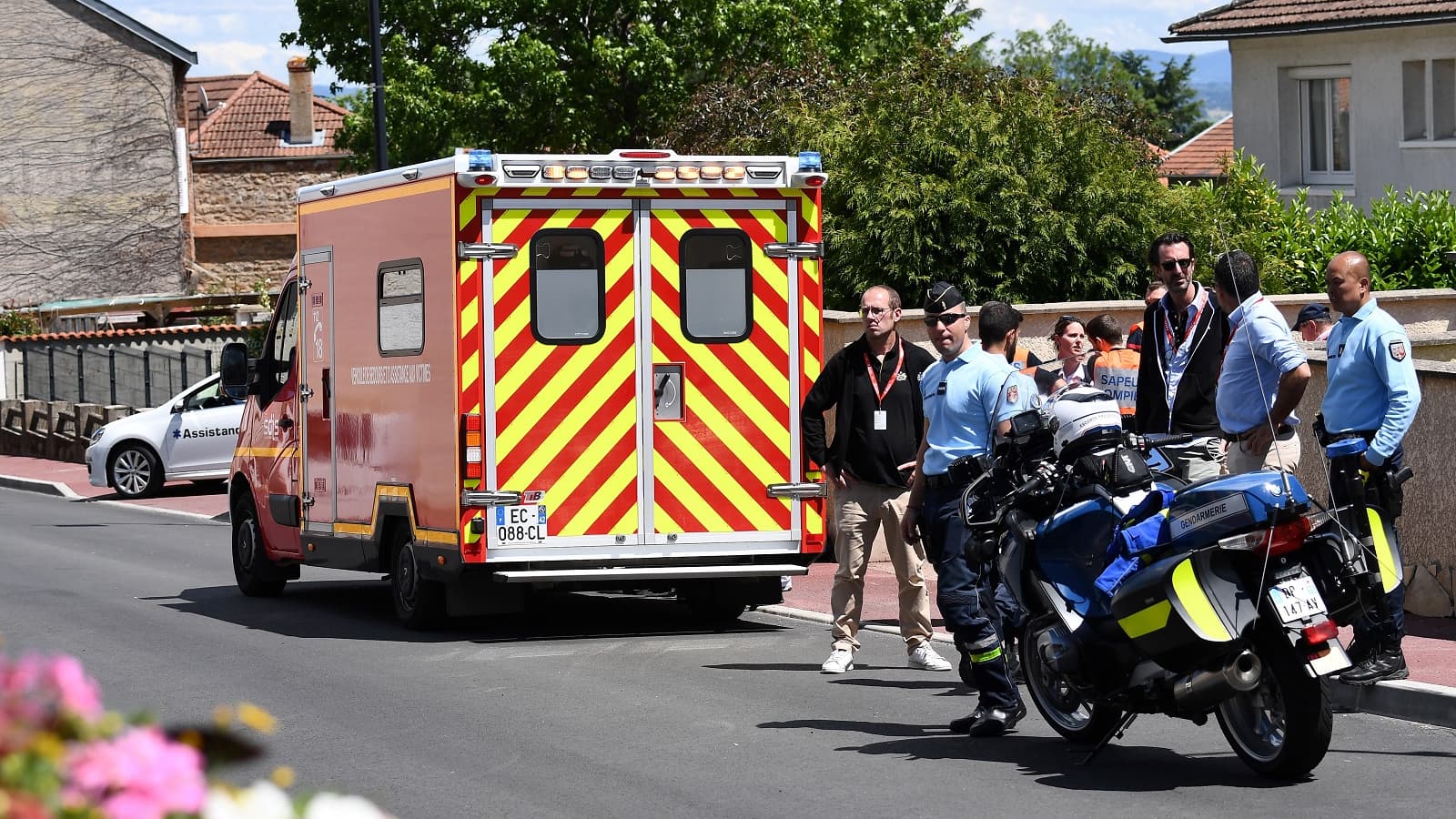 La police et les pompiers sur les lieux de l'accident de Chris Froome en marge du Dauphiné La police et les pompiers sur les lieux de l'accident de Chris Froome en marge du Dauphiné