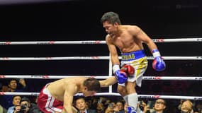 Manny Pacquiao met KO le combattant sud-coréen D.K. Yoo lors d'une exhibition, le 11 décembre 2022 à Goyang