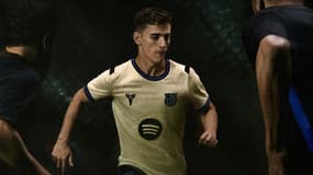 Gavi avec le nouveau maillot extérieur du FC Barcelone en hommage à Kobe Bryant, le 29 juillet 2025