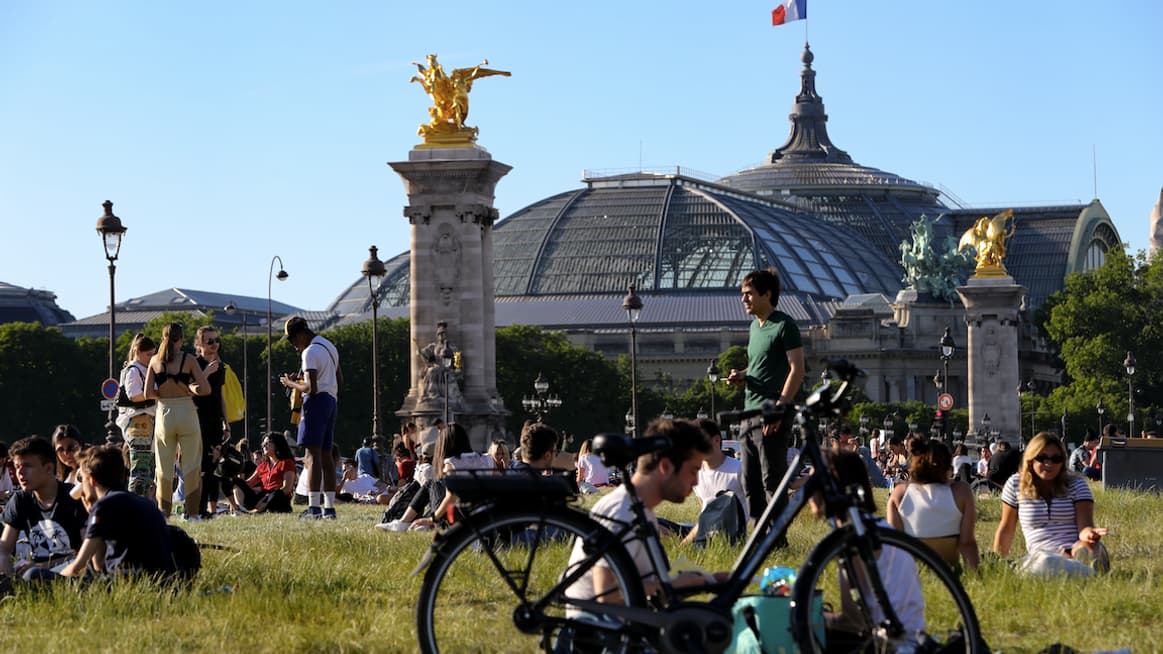 Des Parisiens se rassemblent sur l'esplanade des Invalides, lors de la première phase du déconfinement, le 28 mai 2020. Des Parisiens se rassemblent sur l'esplanade des Invalides, lors de la première phase du déconfinement, le 28 mai 2020.