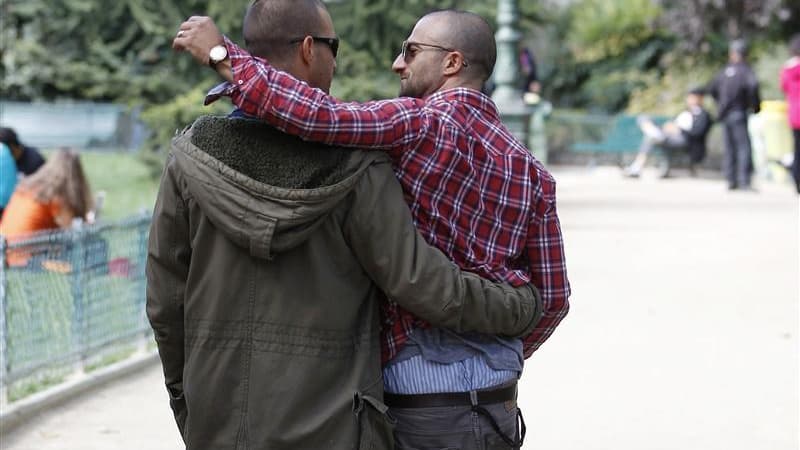 Un couple d'homosexuels à Paris. Le ministre français de l'Intérieur, Manuel Valls, a défendu samedi au Vatican le projet de légalisation du mariage entre personnes de même sexe, rapporte dimanche l'agence de presse catholique I.media. /Photo prise le 1er