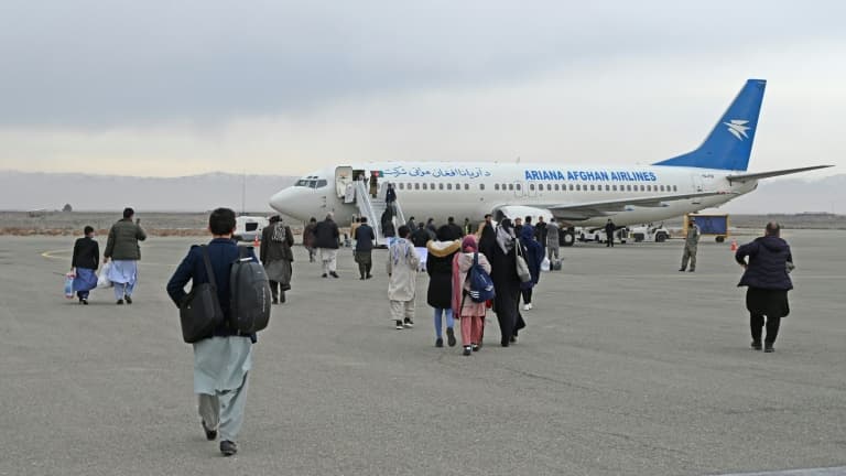 Des passagers embarquent à bord d'un avion de la compagnie Ariana Afghan Airlines à destination de Kaboul le 5 février 2022 à Hérat 