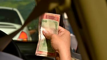 La roupie indienne continue sa baisse, à 65 roupies pour un dollar.