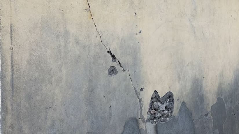 À Saint-Paul-sur-Ubaye (Alpes-de-Haute-Provence), les stigmates du tremblement de terre de 2014 sont toujours là, autant dans les esprits que sur les murs des maisons encore fissurés À Saint-Paul-sur-Ubaye (Alpes-de-Haute-Provence), les stigmates du tremblement de terre de 2014 sont toujours là, autant dans les esprits que sur les murs des maisons encore fissurés