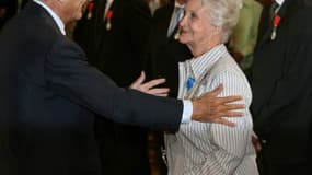 Le président Jacques Chirac félicite la sociologue Evelyne Sullerot élevée à la dignité de Grand officier de l'Ordre national du Mérite, le 8 septembre 2006 au palais de l'Elysée à Paris
