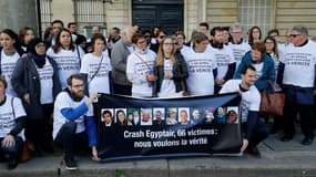 Des proches des victimes du crash d'Egyptair lors d'une manifestation devant l'ambassade d'Égypte à Paris le 19 mai 2017