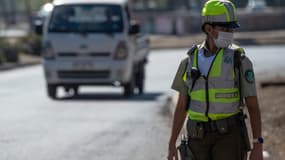 Une policière à Santiago, au Chili, le 23 mars 2020.