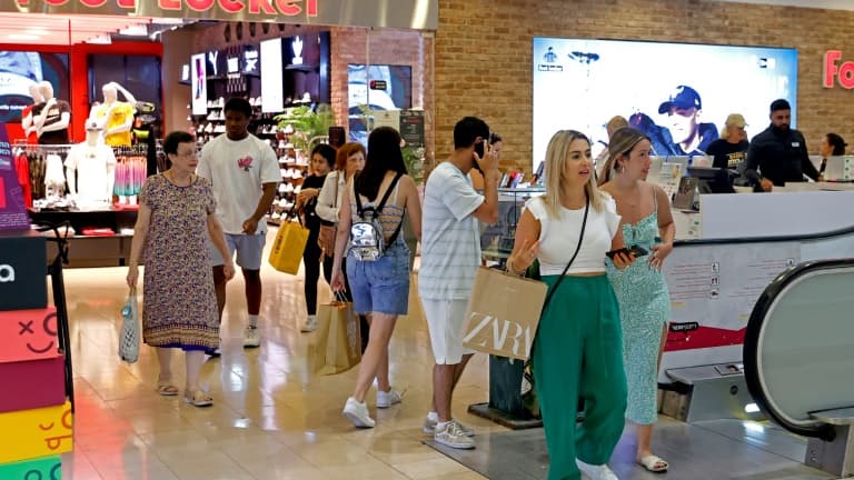 Des personnes faisant des courses sans masque dans un centre commercial de Tel Aviv, en Israël, le 15 juin 2021