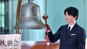 L'acteur japonais Ryo Yoshizawa frappant la cloche lors d'une cérémonie marquant la clôture de la séance de fin d'année à la Bourse de Tokyo, le 30 décembre 2021 à Tokyo (photo d'illustration).