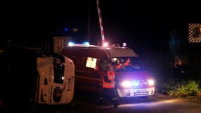 Des pompiers interviennent sur un accident