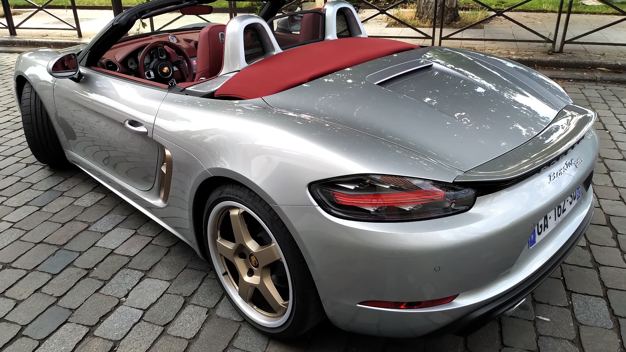 Cette édition limitée reprend des coloris typiques de la première génération de Boxster. Cette édition limitée reprend des coloris typiques de la première génération de Boxster.