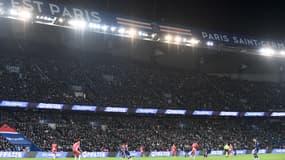 Les projecteurs du Parc des Princes lors d'un match du Paris Saint-Germain (archives). 