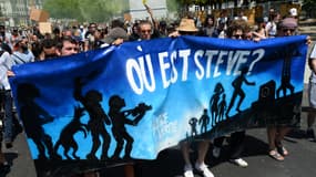 Des personnes tiennent une banderole "Où est Steve ?" à Nantes, le 29 juin 2019, plus d'une semaine après la disparition du jeune homme à Nantes. (Photo d'illustration)