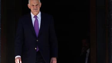 Le Premier ministre grec, George Papandréou, a confirmé qu'Athènes avait conclu un accord avec l'Union européenne et le Fonds monétaire international sur le déblocage d'une aide financière importante à son pays. /Photo prise le 29 avril 2010/REUTERS/John