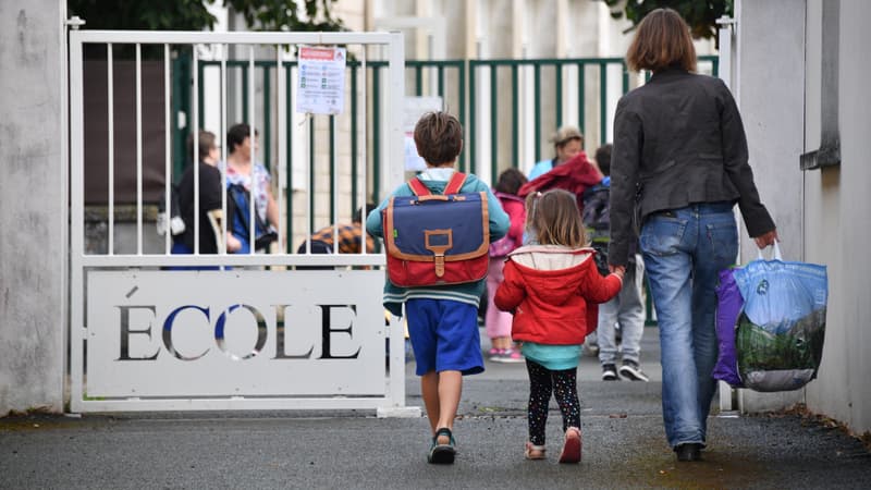 Des élèves arrivent à l'école le jour de la rentrée à La Rochelle, le 4 septembre 2017.