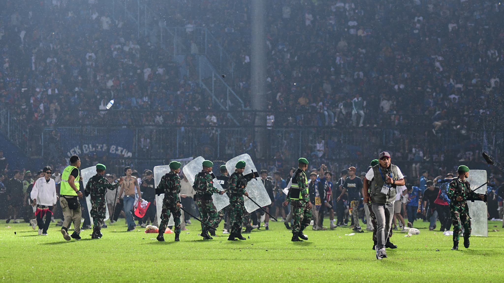 Live – Drama op een voetbalveld in Indonesië: 125 doden, balans naar beneden bijgesteld