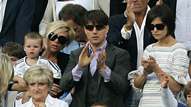 Accompagnés de Victoria Beckham, Tom Cruise et sa femme dans les tribunes du Bernabéu à Madrid, en 2007