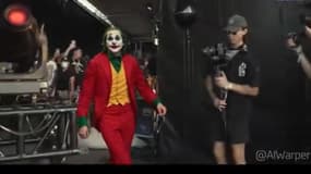 Un deepfake montre le Joker se produire sur scène. 