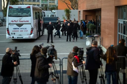 Des proches de victimes du crash de l'avion de la Germanwings arrivent à Marseille pour une première cérémonie de recueillement, le 23 mars 2016 Des proches de victimes du crash de l'avion de la Germanwings arrivent à Marseille pour une première cérémonie de recueillement, le 23 mars 2016