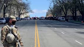 Le bâtiment fédéral américain a été bouclé après que deux policiers ont été blessés après avoir été heurtés par une voiture.