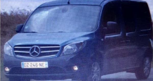 Le fourgon Mercedes "Citan" bleu, immatriculé DZ-246-NE, est activement recherchée par les autorités. Le fourgon Mercedes "Citan" bleu, immatriculé DZ-246-NE, est activement recherchée par les autorités.