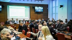 Des membres de la Commission des Finances réunis avant le début d'une séance d'examen du projet de loi de finances pour 2026, à l'Assemblée nationale à Paris, le 20 octobre 2025