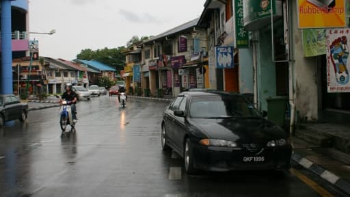 Les jeunes hommes ont été retrouvés morts sur une route de cette ville, Kuching.