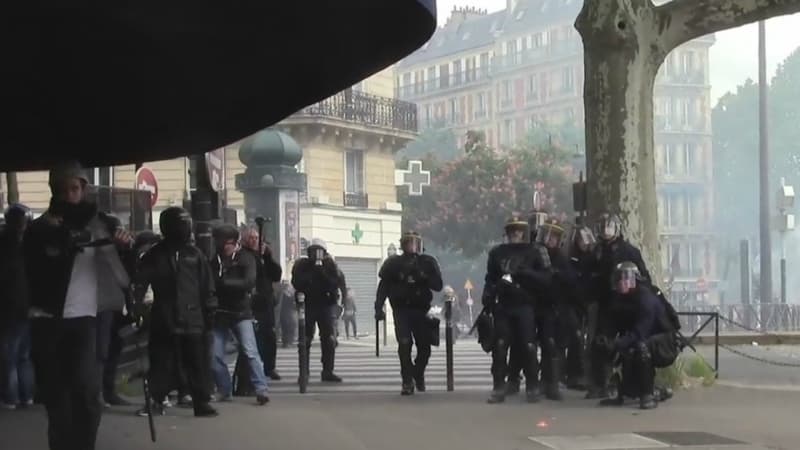 Les CRS font face à la caméra de Joël Labat, le 17 mai 2016 à Paris. 