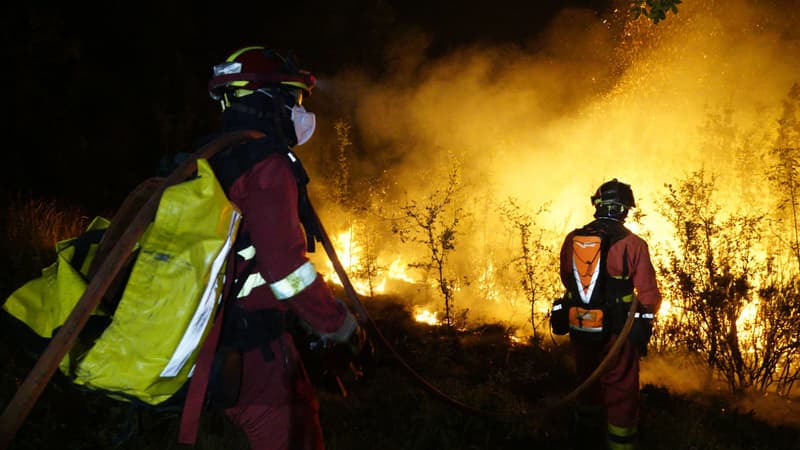 Des militaires luttant contre un incendie de forêt dans la région de La Mierla, près de Guadalajara, à environ 100 kilomètres au nord de Madrid (Espagne), le 19 juillet 2026.
