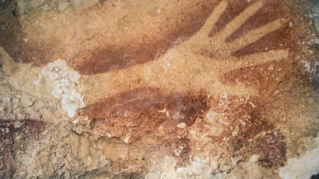 Une peinture rupestre à Maros, sur l'île indonésienne de Sulawesi.