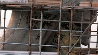 Des vandales ont peint à la bombe des graffiti sur la statue du Christ Rédempteur qui domine Rio de Janeiro du haut du mont Corcovado, ce qui a amené le maire de la ville à dénoncer un "crime contre la nation". /Photo prise le 15 avril 2010/REUTERS/Genils